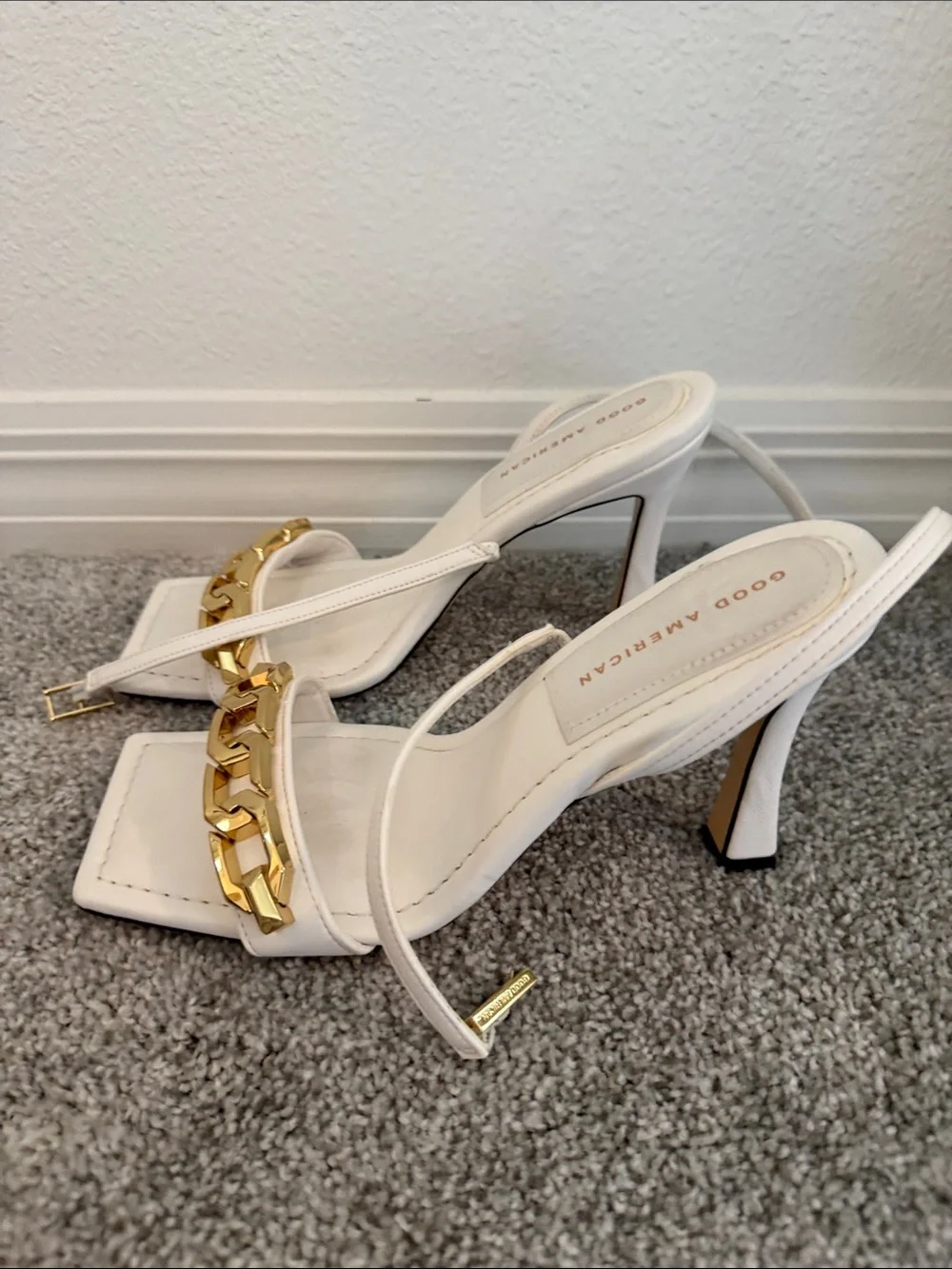 Good American White Square-Toe Sandals with Gold Chain